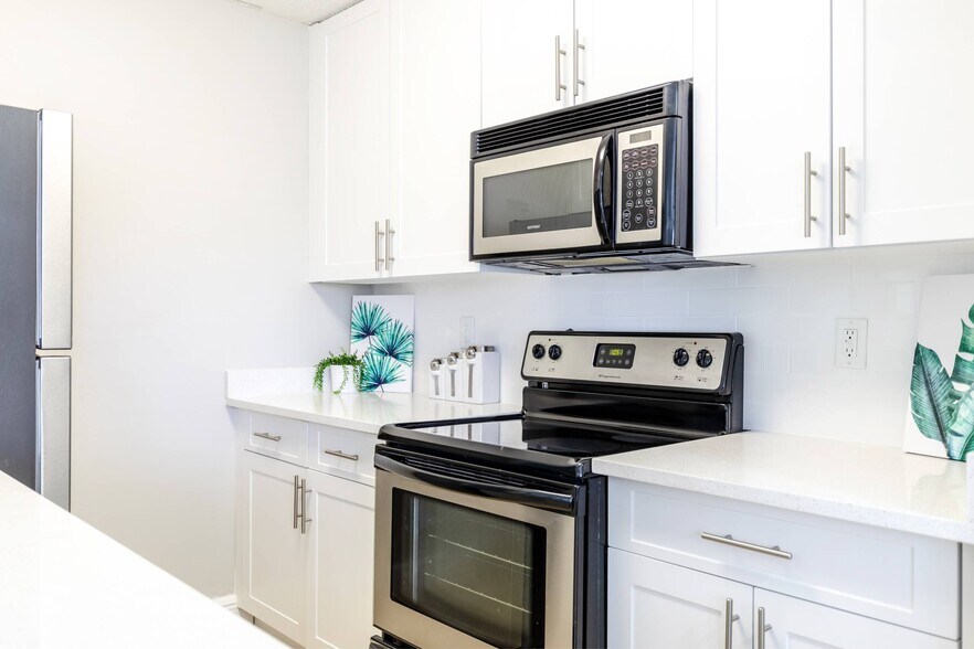 Building Photo - Palm Court at Wellington Apartments