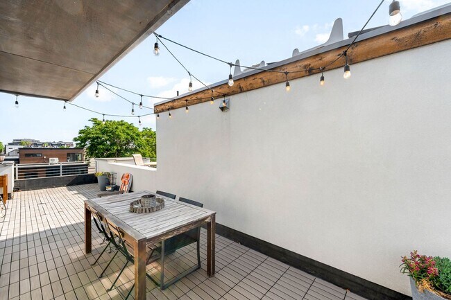 Building Photo - Modern 2BD, 2BA LoHi Townhome with Rooftop...