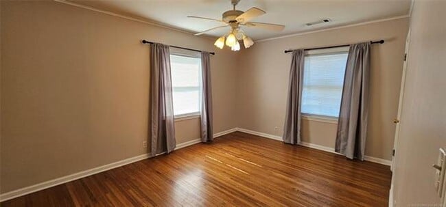 Building Photo - 3-bedroom, 1 bathroom, 1 car attached gara...