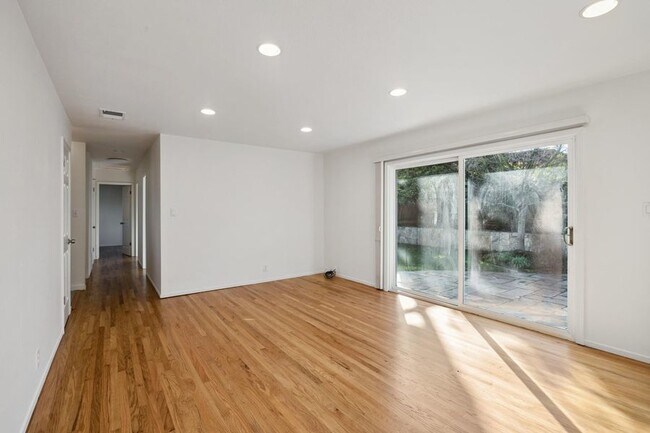 Building Photo - 6386 Blackwood Dr