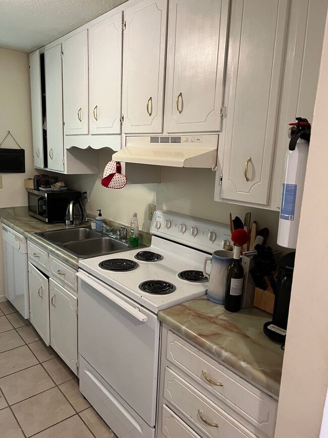 Building Photo - Duplex in Residential Eastside Area