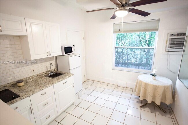 Building Photo - 4720 Pine Tree Dr