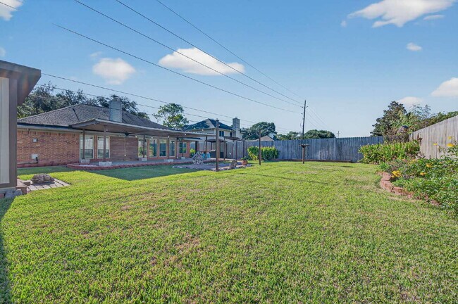 Building Photo - One of a kind home in Katy with large backyard and outdoor Oasis. With nearly 2300 sqft there's p...