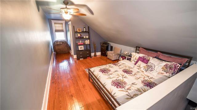3rd floor bedroom with walk-in closet - 908 Porter St