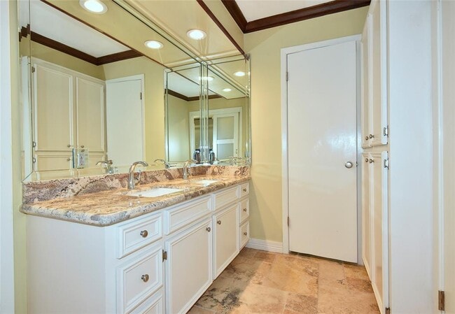 Building Photo - 2802 S Doral Dr