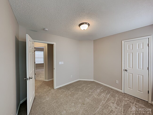 Building Photo - 220 E Lake Trail