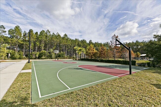 Building Photo - Spacious 2/2 Condo located in the highly s...