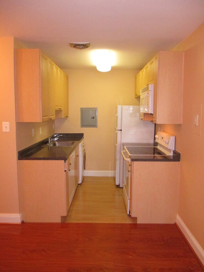 Building Photo - Beautiful 1 Bedroom Condo in Hyattsville!