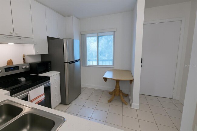 Building Photo - 2124 N Tamiami Trl