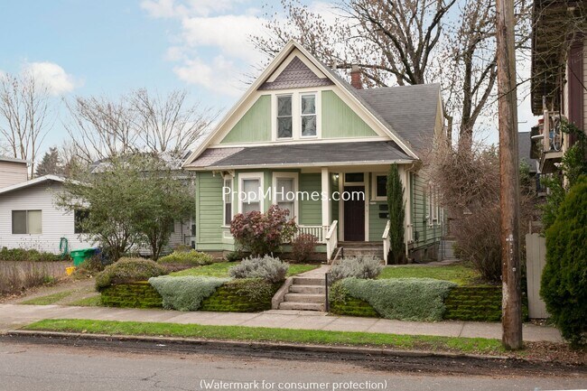 Building Photo - 2725 SE Stark St