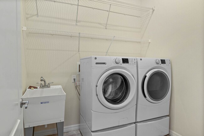 Building Photo - 4 bedroom in Apopka available now!