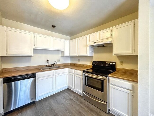 Building Photo - Charming 2-Bedroom Condo with Modern Ameni...
