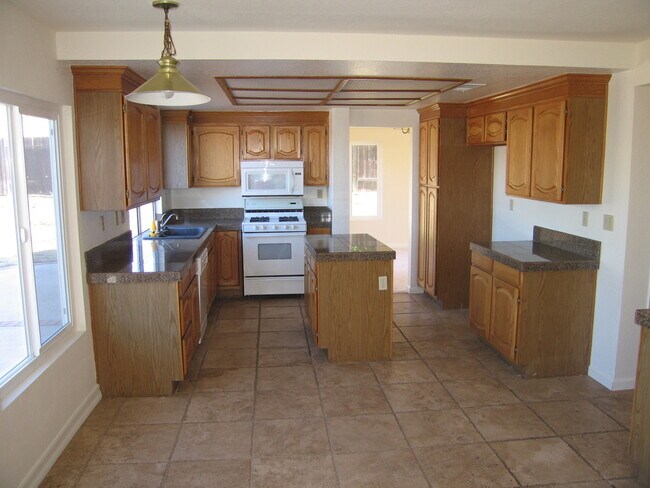 Building Photo - 4 BEDROOM IN THE RANCH