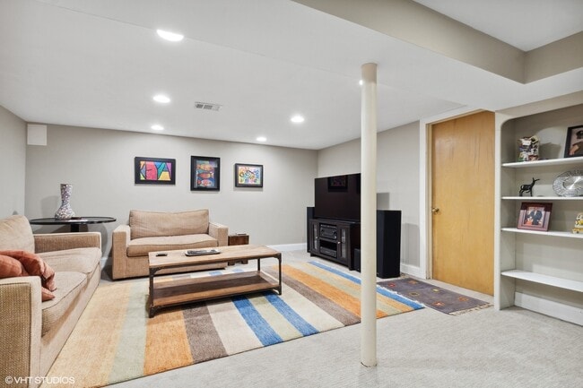 Building Photo - 384 Hastings Ave