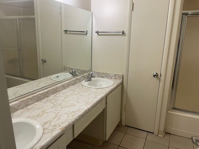 Building Photo - 482 Smithridge Park