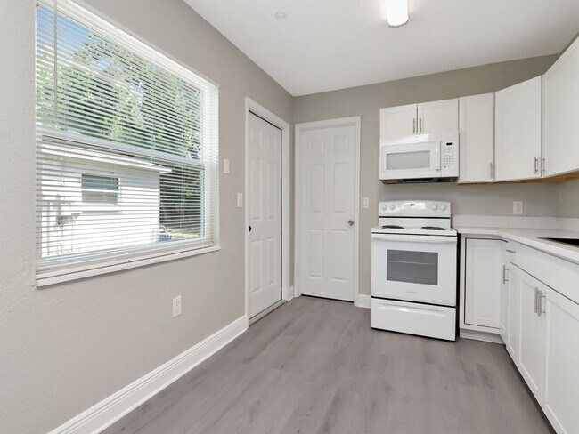 Building Photo - Fully Renovated 3-Bedroom, 2-Bath Rental in Bradenton, FL — $1,895/Month with Pest Control, Trash...
