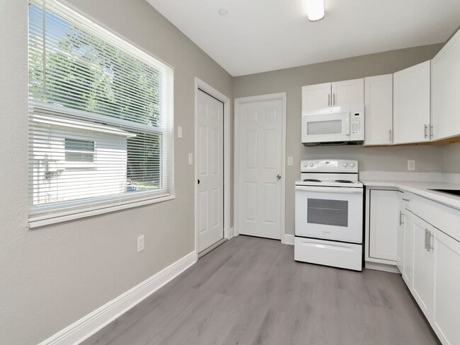 Building Photo - Stunning Fully Renovated 3BR/2BA Unit | Move-In Ready