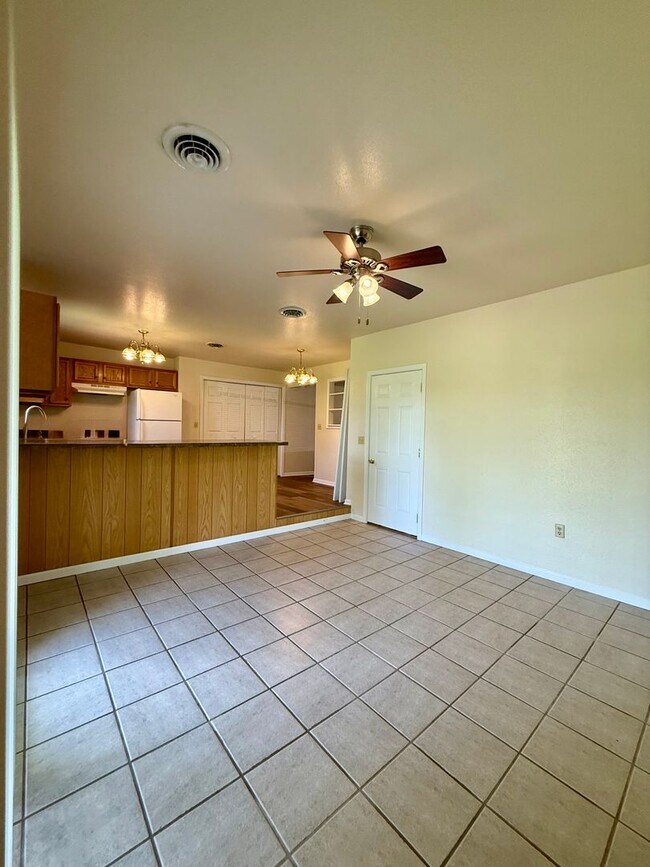 Building Photo - 1555-MF2-E4