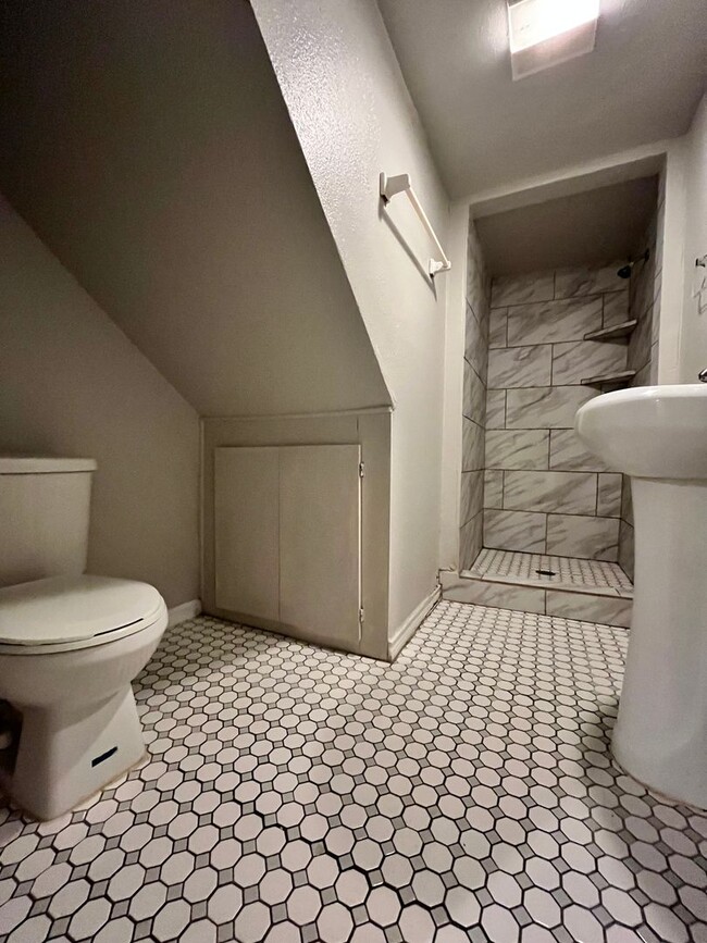 Building Photo - 2Bed/1bath Duplex in Hyde Park with Small ...