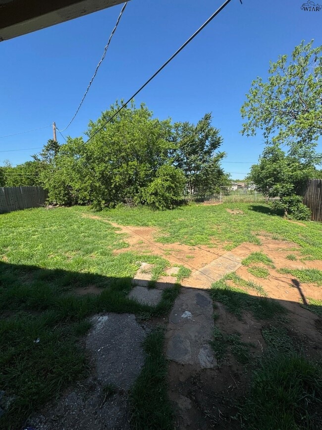 Building Photo - 1422 Tanbark Rd