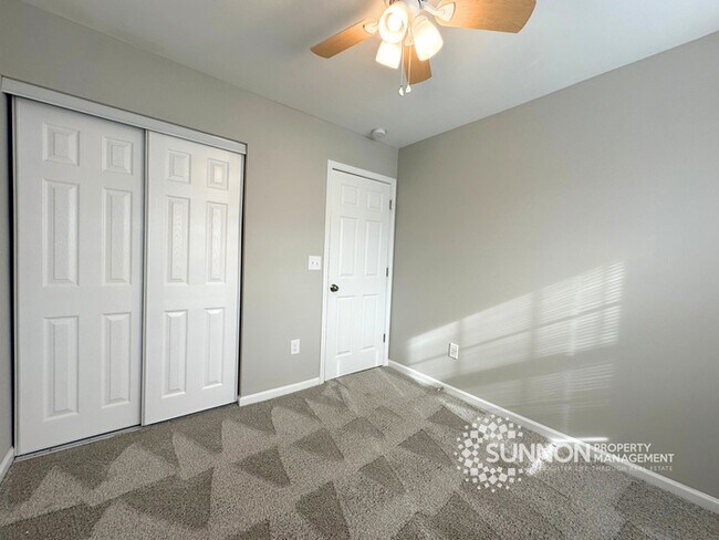 Building Photo - Beautifully Remodeled 3BR/2.5BA Townhome