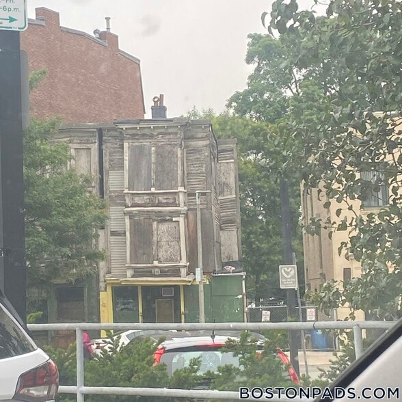 Building Photo - 19 Mora St