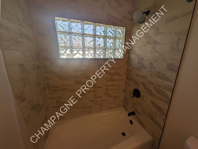 Building Photo - 4 Bedroom, 4 Bathroom Updated Home in Kansas City