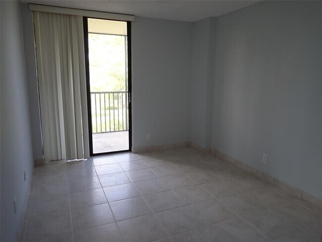 Building Photo - 106 Lake Emerald Dr
