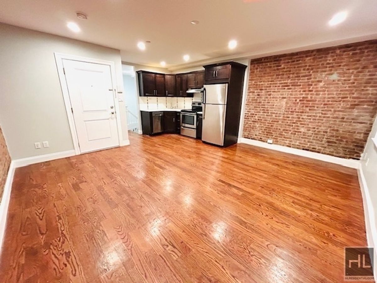 Building Photo - Enormous Striver's Row 2 Bedroom/Flex 3 Du...