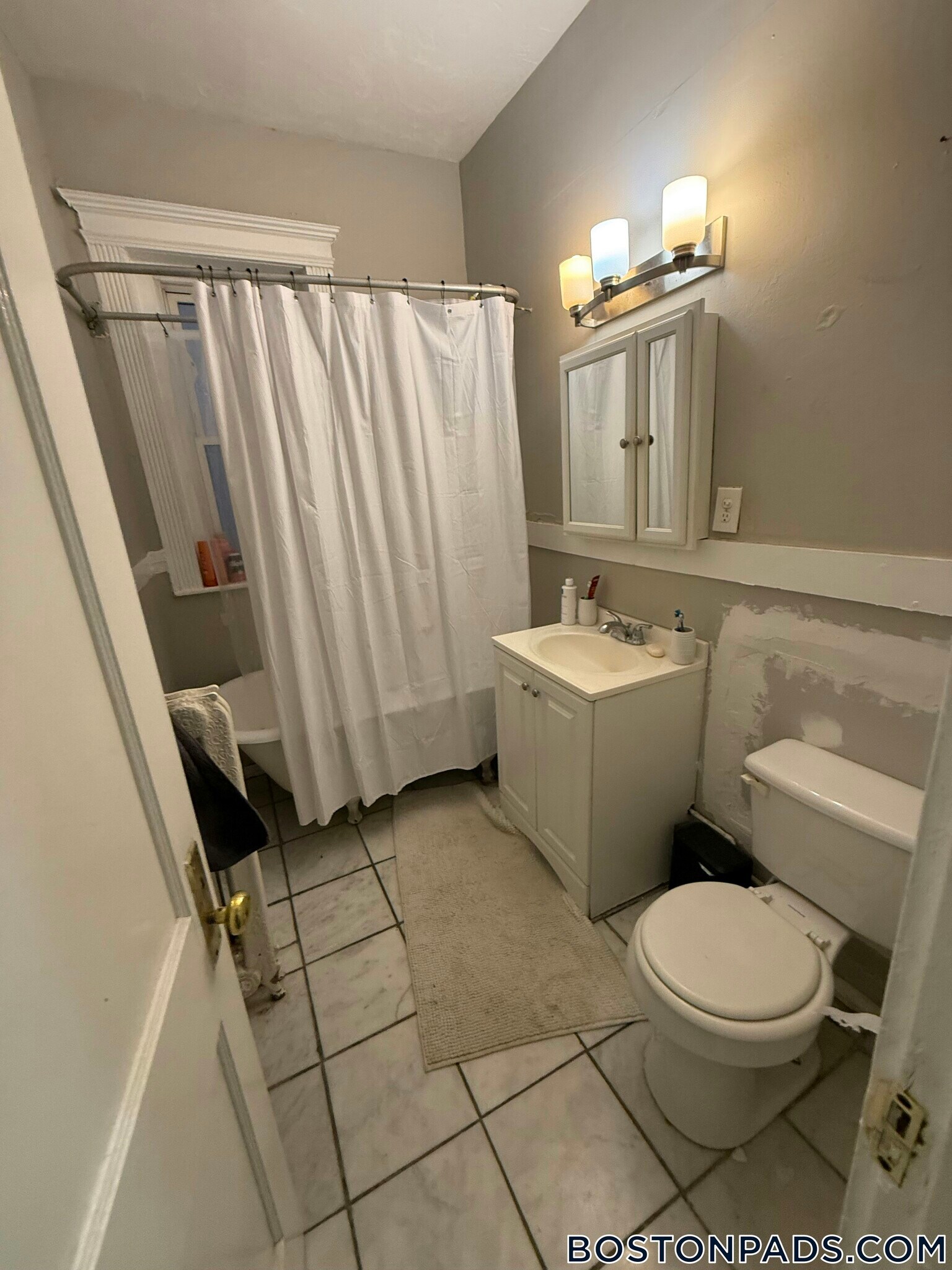 Building Photo - 463 Park Dr