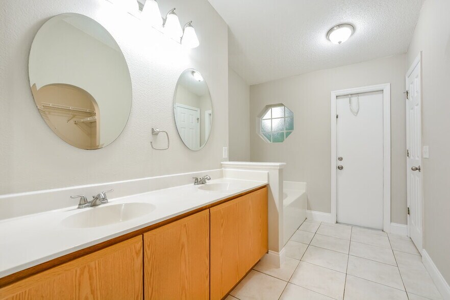Building Photo - 3254 Erskine Dr