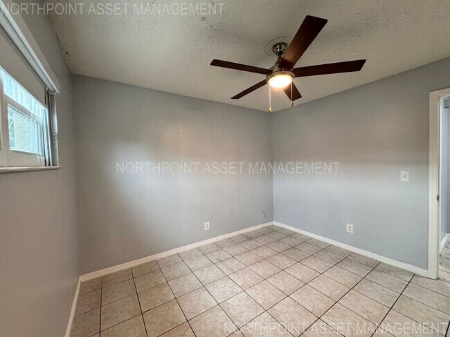 Building Photo - 2 Spacious Bedrooms and 2 Modern Bathrooms...