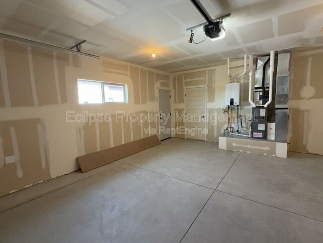 Building Photo - 250 Sasha St