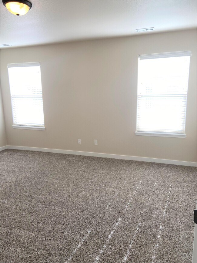 Building Photo - 677 S Pine Tree Ln
