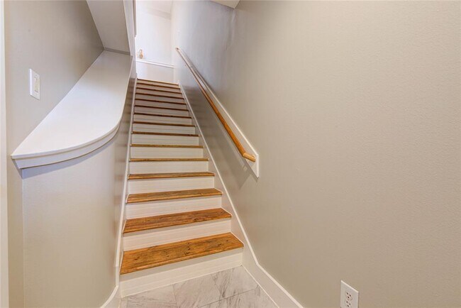 Building Photo - 8715 Meadowcroft Dr