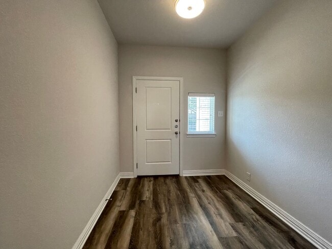 Building Photo - AVAILABLE NOW - 3 BEDROOM 2 BATH DUPLEX IN CLEBURNE