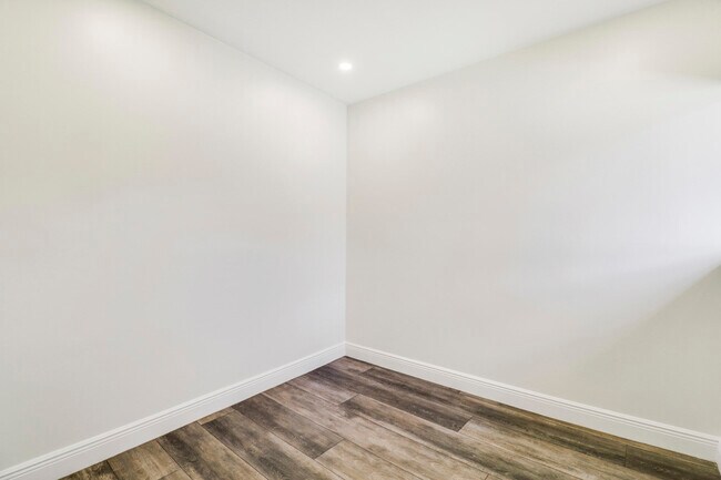 Building Photo - 100 SW 15th Ct
