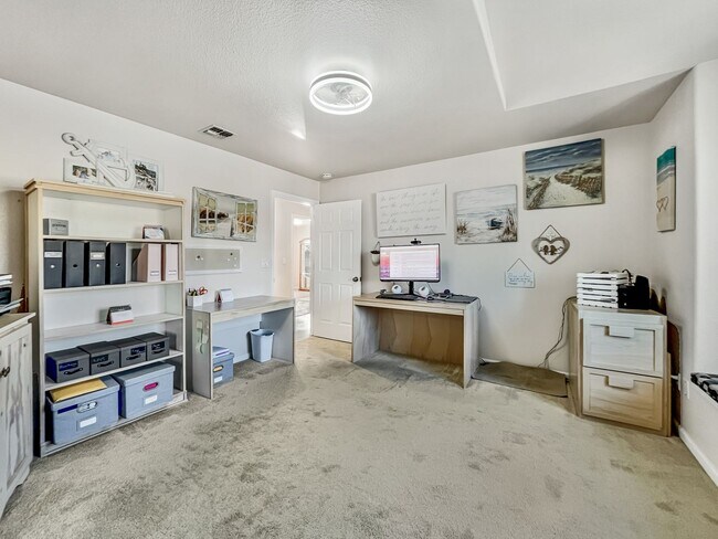 Building Photo - HUGE GARAGE BIGGER HOUSE