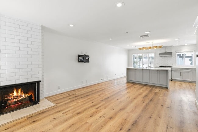 Building Photo - Steps from 17th Street - Beautifully Updated 2 Bed, 2.5 Bath Townhome in Newport Beach