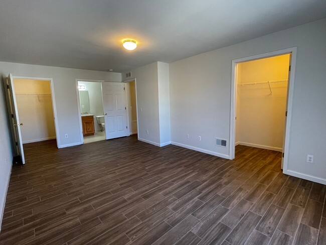 Building Photo - Shelby Twp 2-bedroom, 2-bath condo-style w...