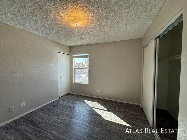 Building Photo - 465 W Ivyglen St