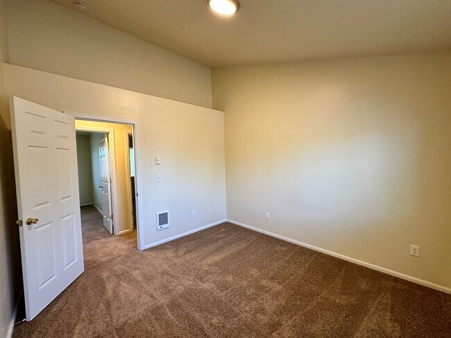 Building Photo - 2607 S Cloverleaf Loop