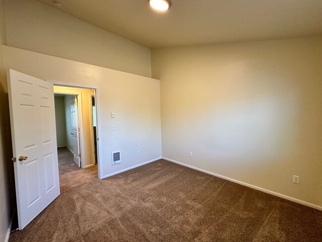 Building Photo - Large 2-story Duplex ~ 3 Bed / 1.5 Bath
