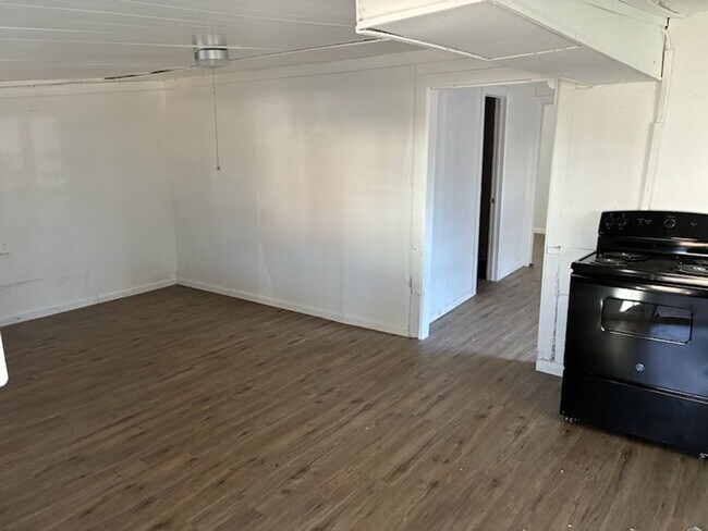 Building Photo - 105 E Bond St