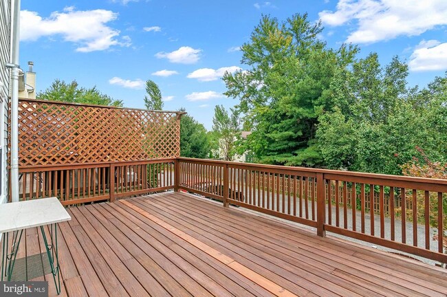 Building Photo - 689 Clearview Ave