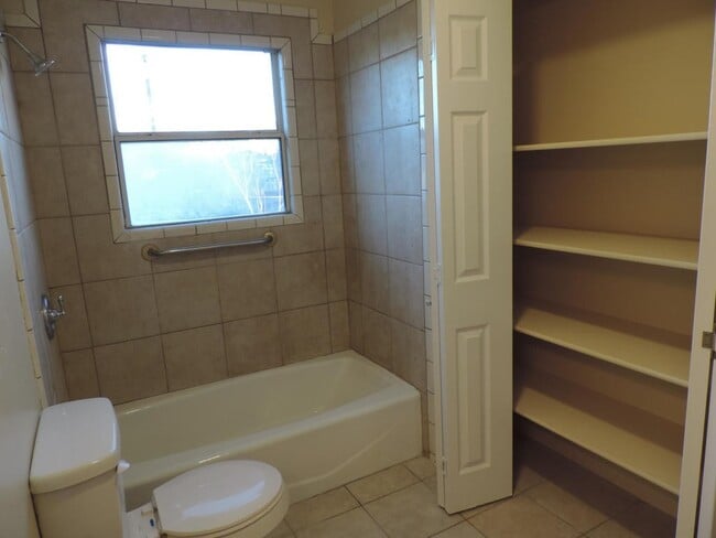 Building Photo - Dog Friendly - 4 Bedroom with Granite Counter tops.