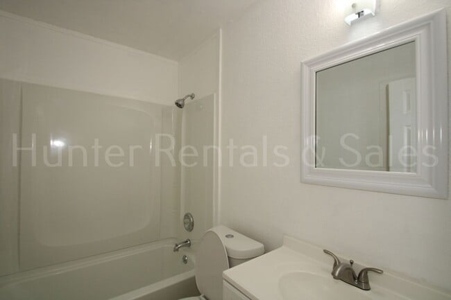Building Photo - Bright and Open 3 Bedroom Home in Cove!