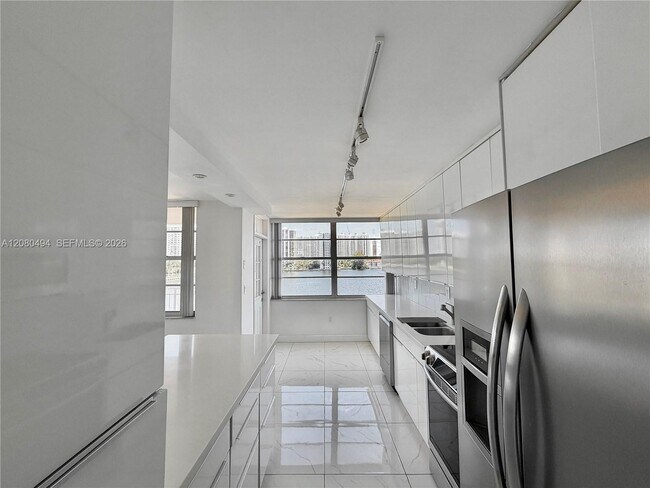 Building Photo - 18081 Biscayne Blvd