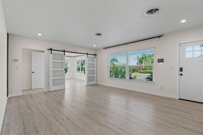 Building Photo - 1401 Drew St