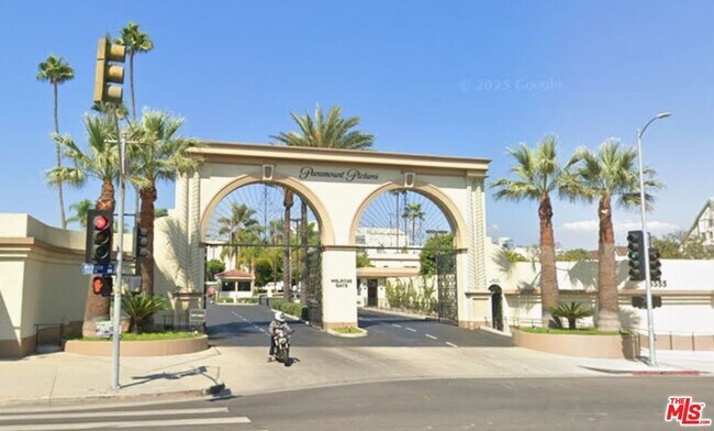 Building Photo - 635 N Plymouth Blvd